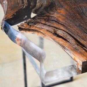 Кусочек термообработанного дерева с эпоксидной смолой